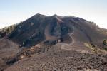 Le chemin vers un des nombreux volcans le long du chemin