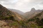 Au loin, sur la droite, le Roque Cano ; en montant le GR131 depuis Vallehermoso