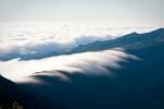 Les nuages venant de l'est coulent par dessus la montagne les matins