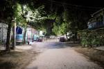 Une rue de Mandalay, la nuit.
