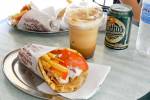 Souvlaki pita, accompagné de café frappé ou de bière pour rafraichir.