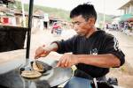 À Kalaw, un marchand de rue nous fait des roti (prononcer loti) ; sortes de crêpes.