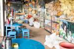 Une épicerie le long de la route (en terre).